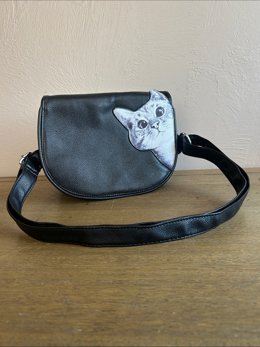Unbranded Black Crossbody Sadle Bag with Peeking Cat Appliqué. Faux Leather.